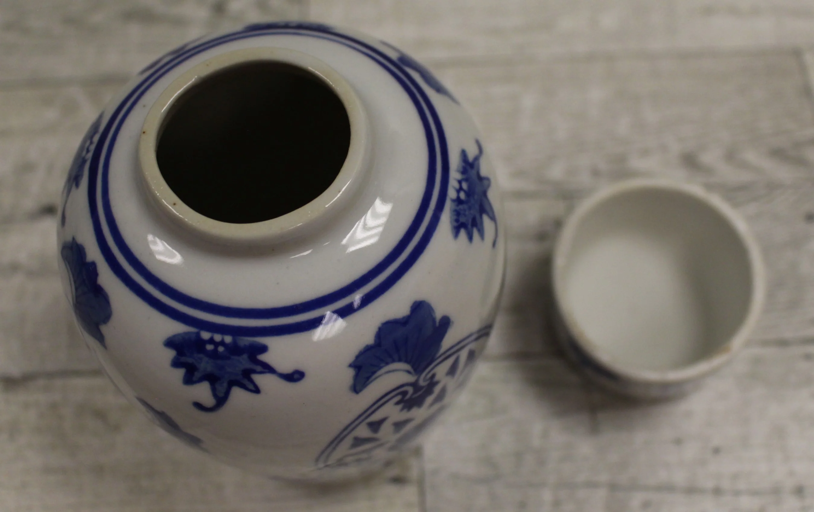 Chinese Porcelain Ginger Jar with Lid - Blue & White - Used - Image 6