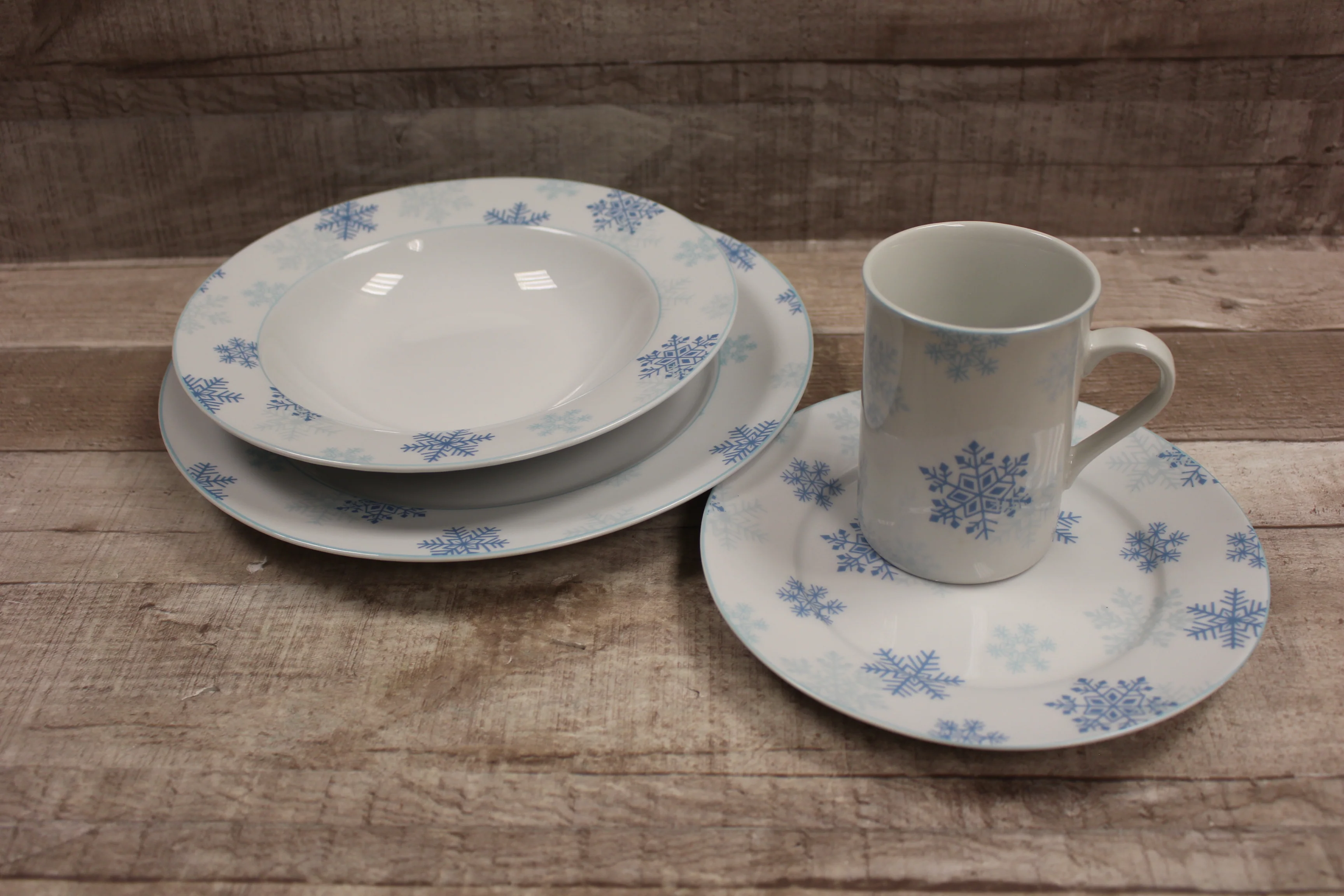 December Home 16 Piece Dinnerware Set -New, Open Box - Image 2