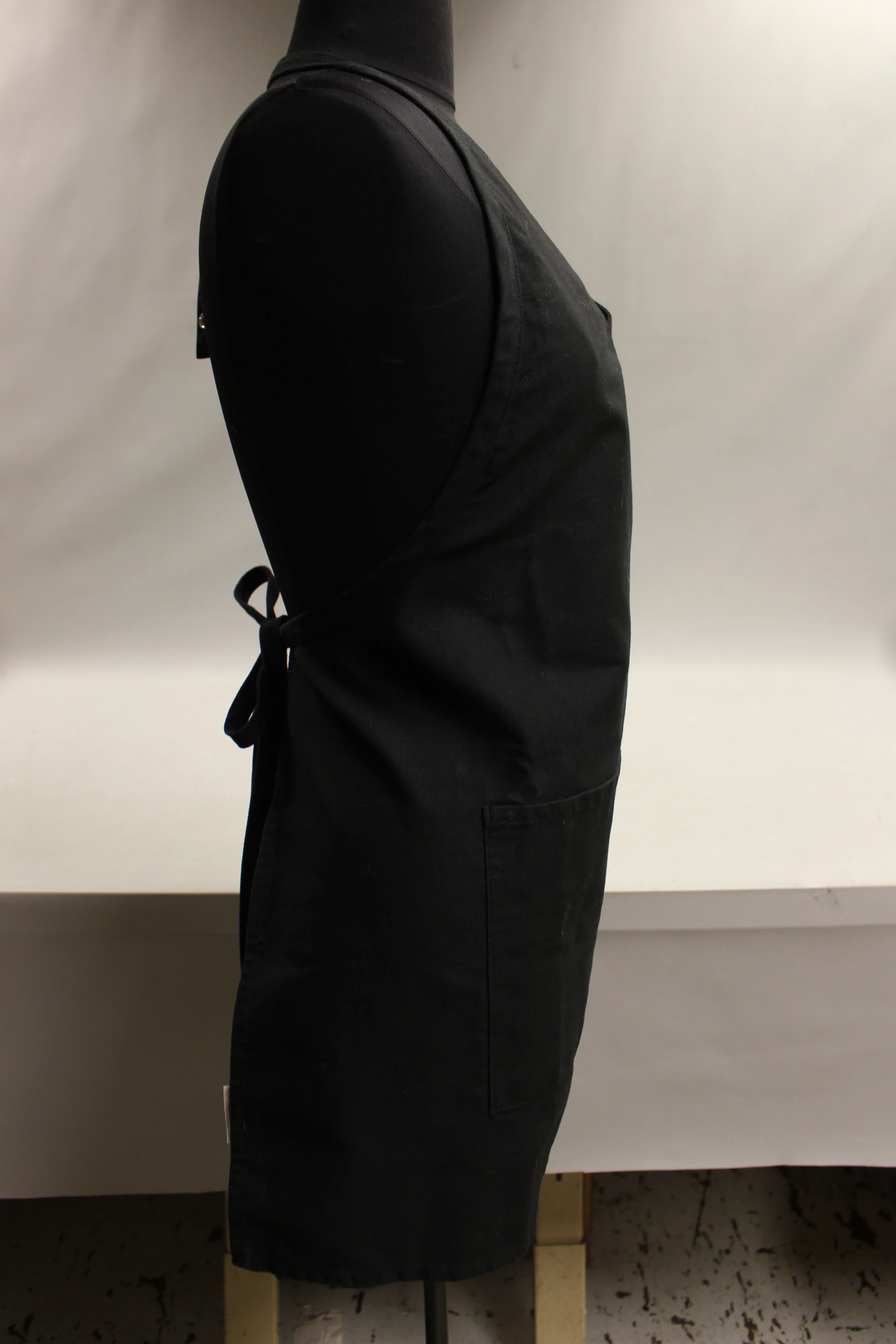 Fame Fabrics Adjustable V Neck Black Apron - F23 - Used - Image 4