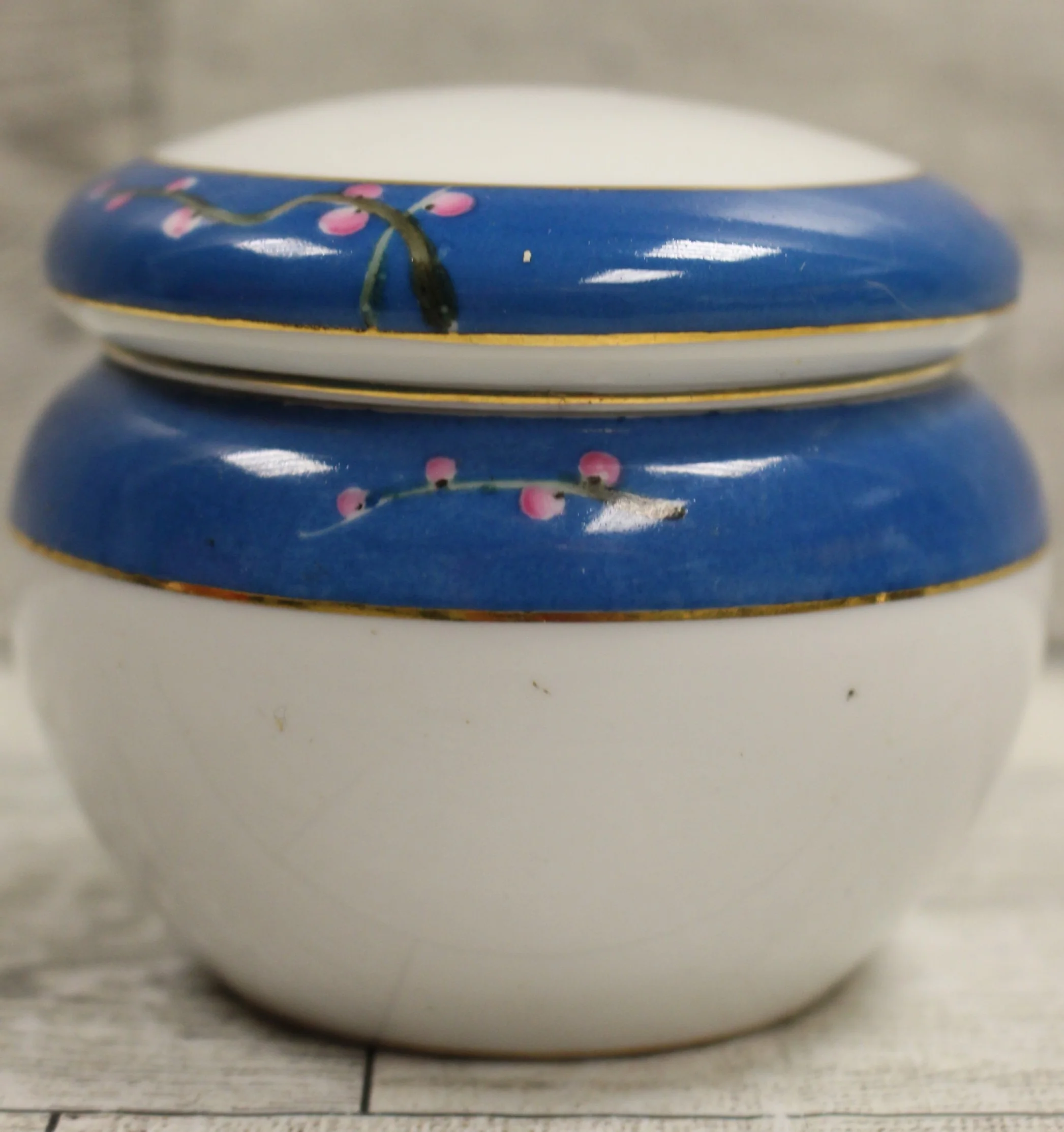Japanese Kokura Porcelain Tea Caddy Vanity Dresser Jar with Lid - Floral - Used - Image 2