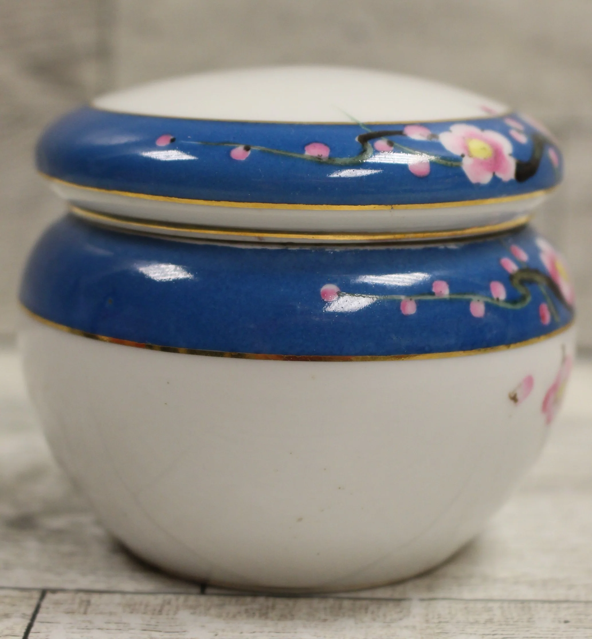 Japanese Kokura Porcelain Tea Caddy Vanity Dresser Jar with Lid - Floral - Used - Image 3