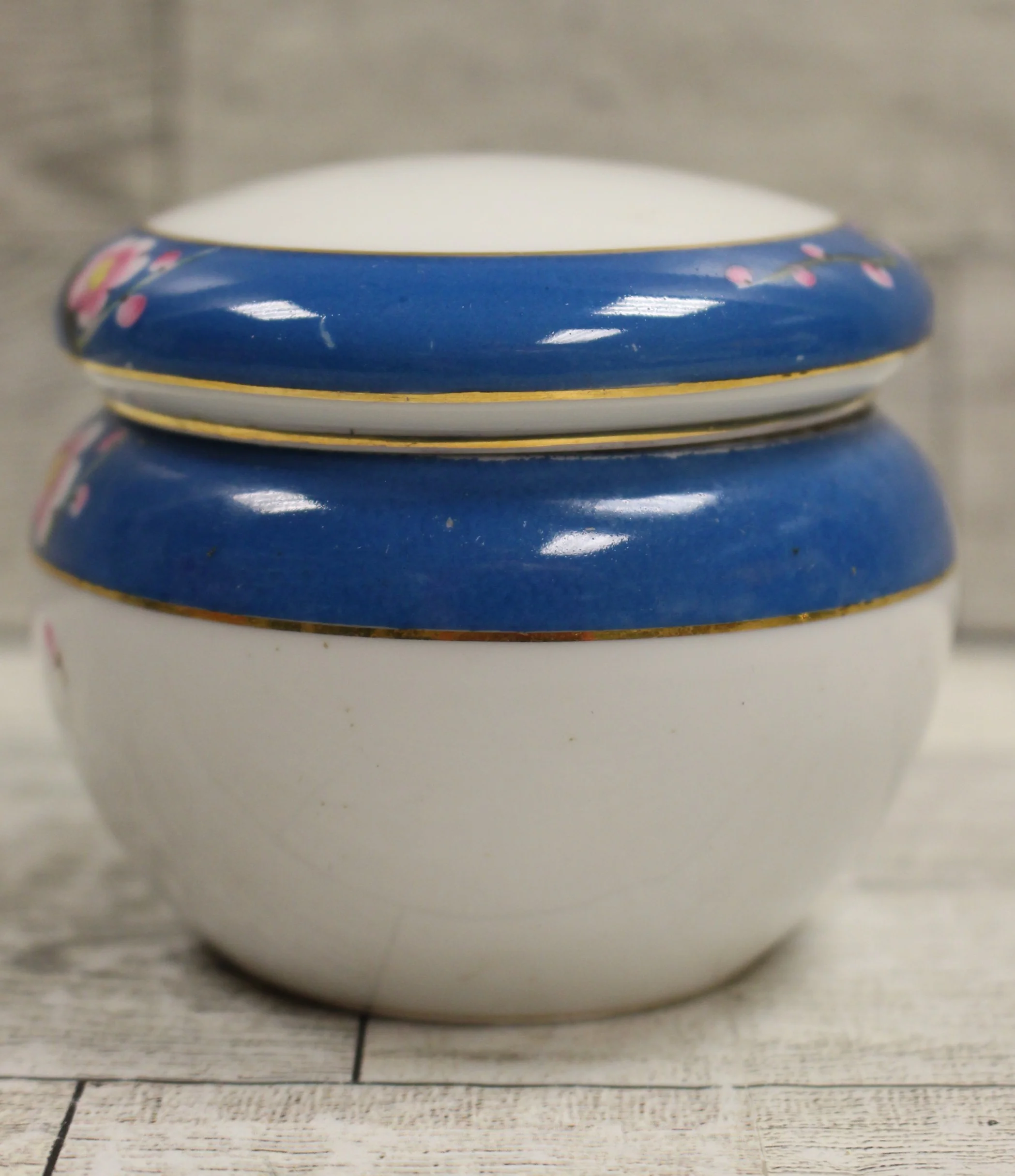 Japanese Kokura Porcelain Tea Caddy Vanity Dresser Jar with Lid - Floral - Used - Image 4