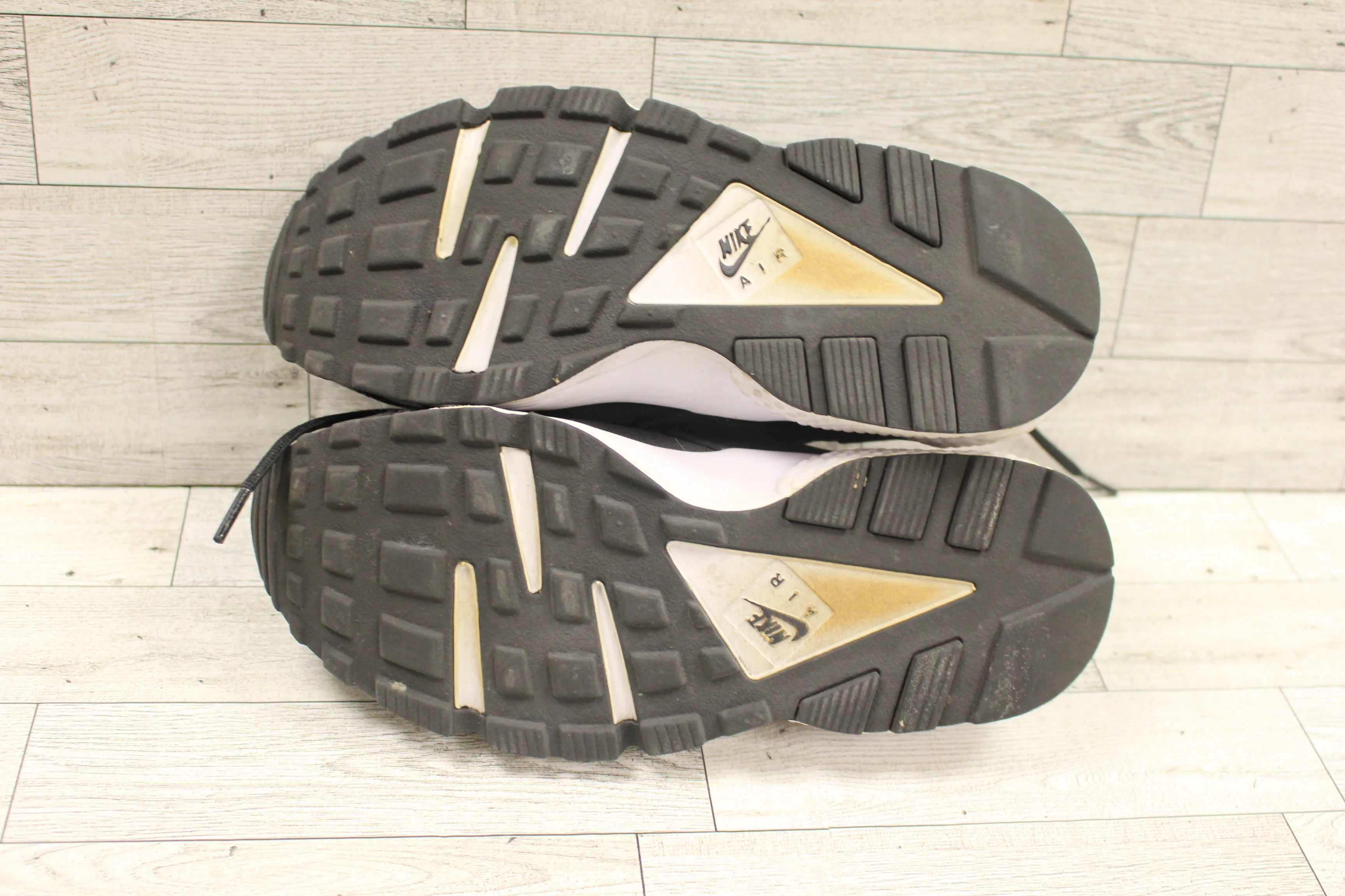 Women's Nike Air Huarache Shoes - Size 8 - 634835-006 - Used - Image 5