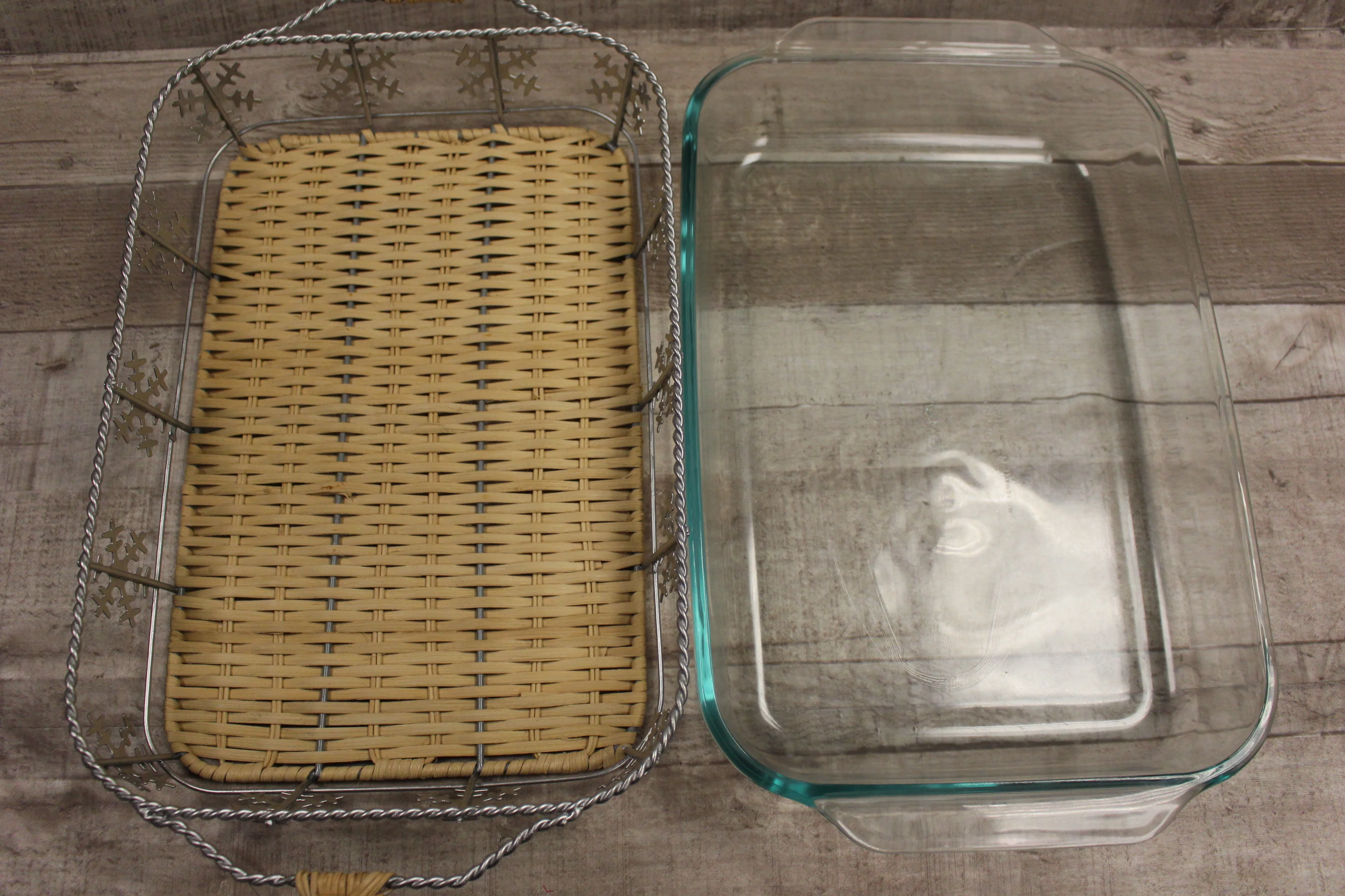 Pyrex Holiday Snowflake Baking Dish With Counter Oven Rest -Used - Image 2