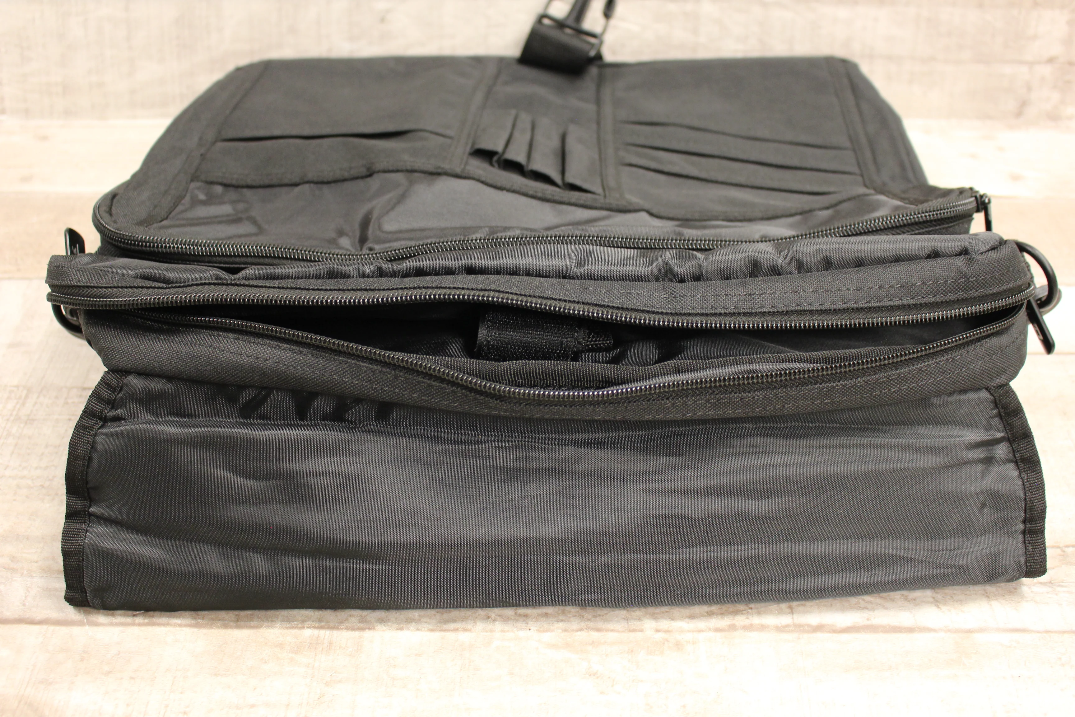 Targus Over The Shoulder Laptop Carrying Case -Black -Used - Image 4
