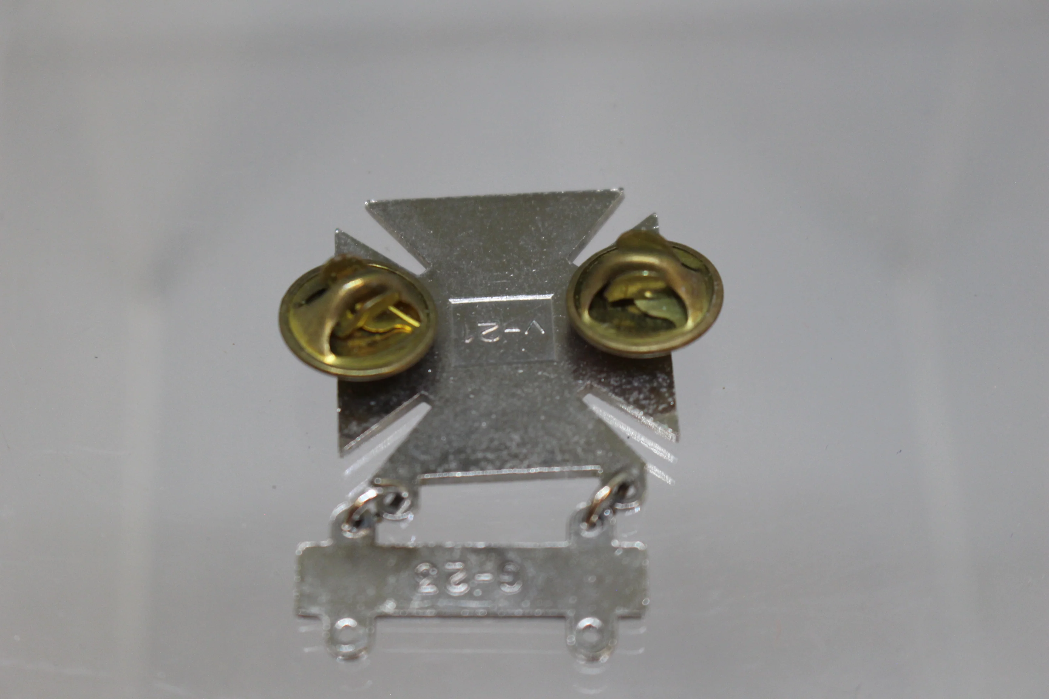 US Army Marksmanship Qualification Badge Pin - Sharpshooter Rifle - Shiny - Used - Image 2
