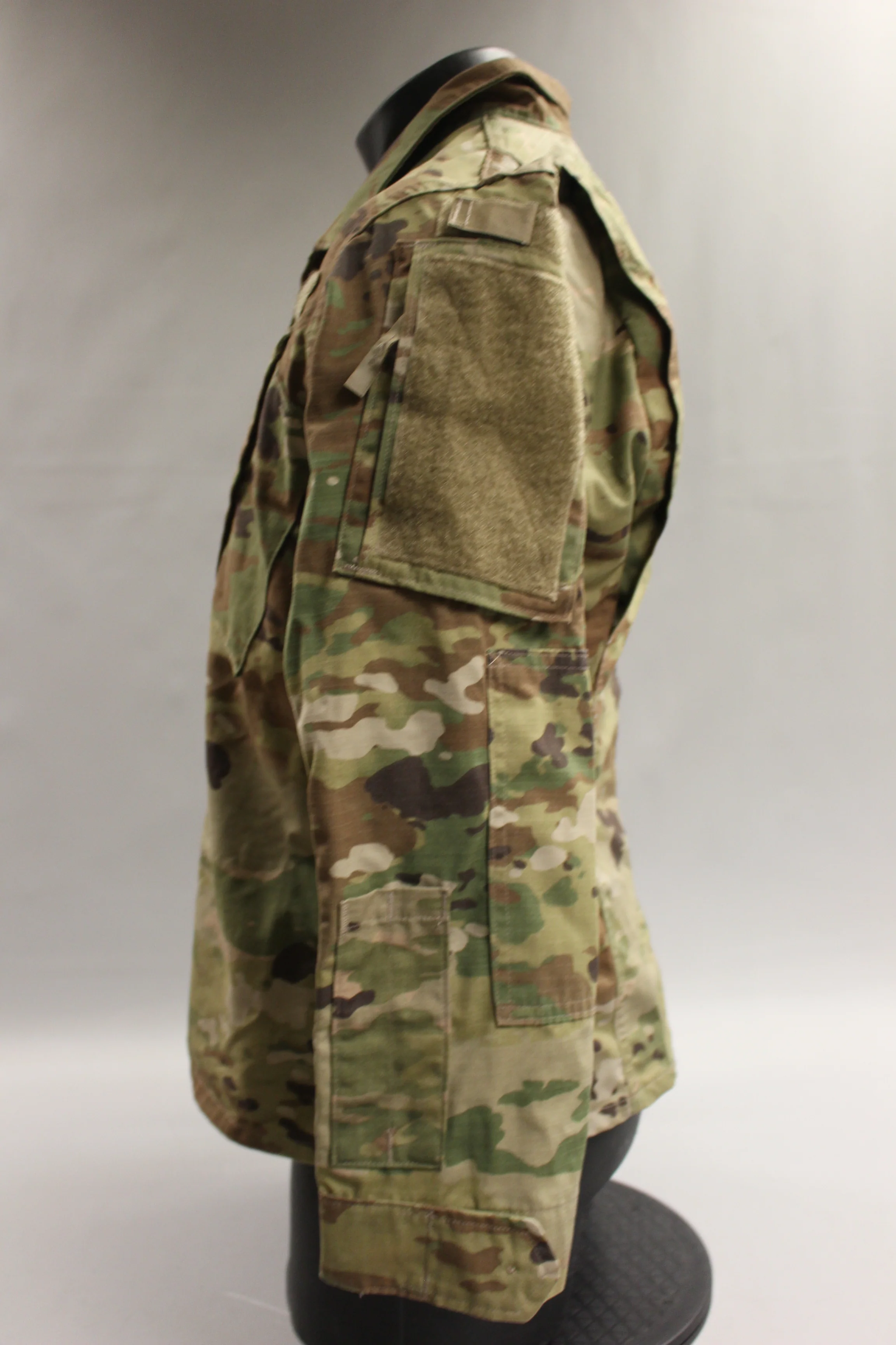 US Female OCP Combat Uniform Coat - 8415-01-623-3304 - 36 Regular - Used - Image 3