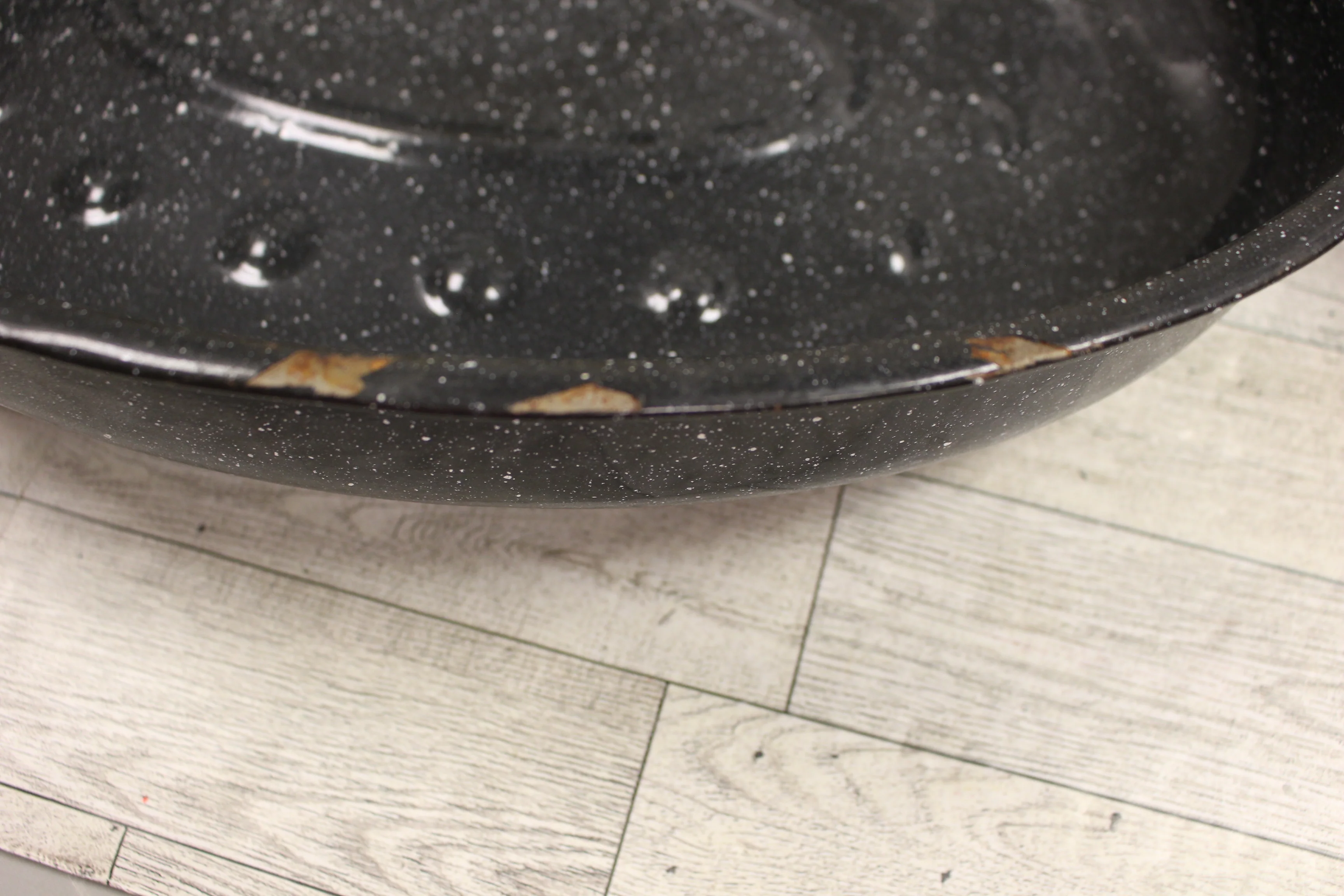 Vintage 16" Black Enamel Speckle Oval Roasting Pan with Lid - Used - Image 3