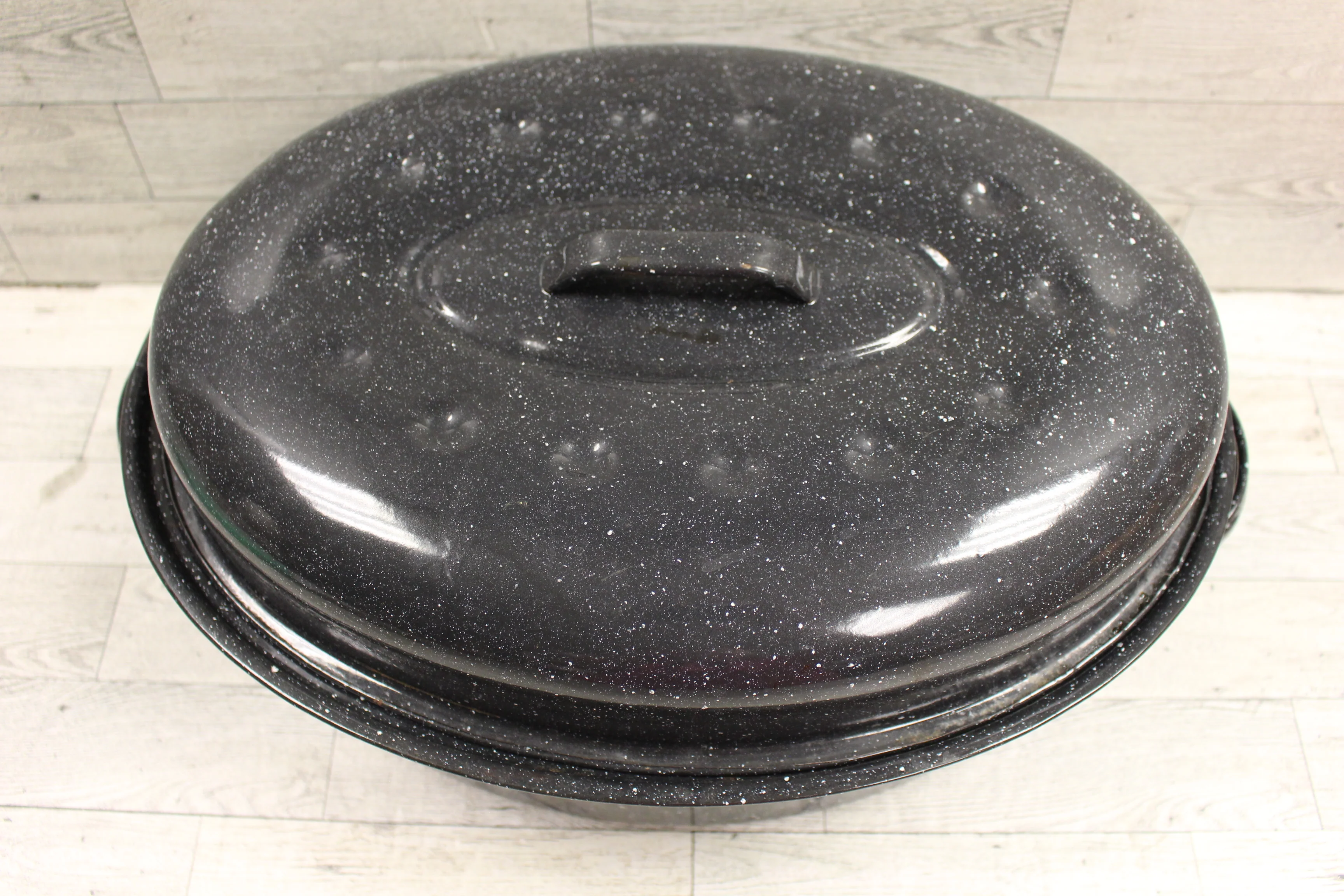 Vintage 16" Black Enamel Speckle Oval Roasting Pan with Lid - Used - Image 9