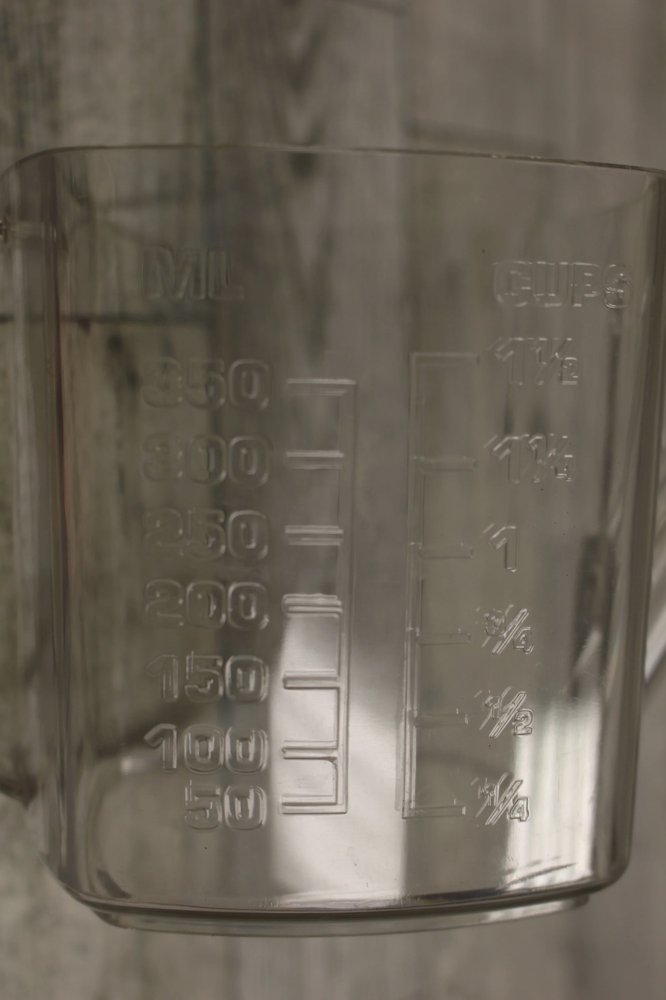 Vintage Arrow Measuring Cup - Measures cups & mL - Unique Pouring Spout - Used - Image 3