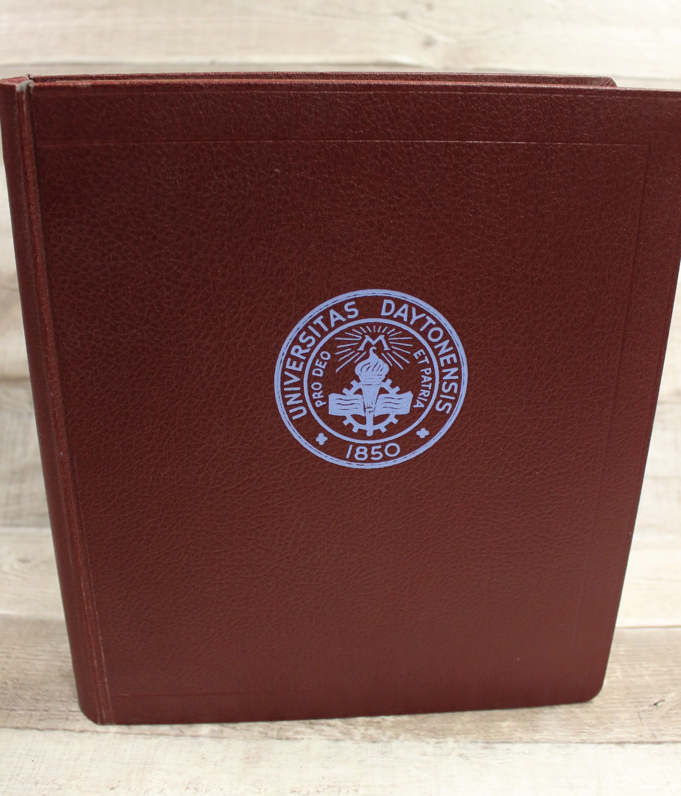 Vintage University of Dayton Universitas Daytonensis UD 3 Ring Binder -Red -Used - Image 2