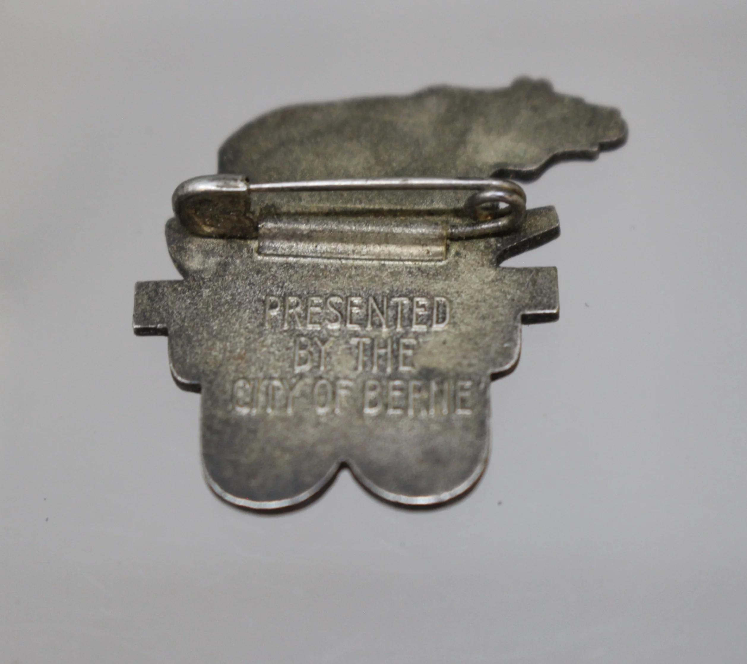 Vintage “Welcome To Berne” Pin - 1945-1946 -Silver Tone - USA Switzerland - Used - Image 2